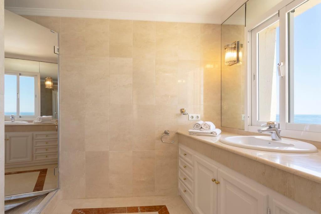 Estepona Luxury Seafront Penthouse With Parking 외부 사진